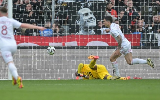 O atacante uruguaio do Brest, Martín Satriano, comemora seu gol na partida da Ligue 1 contra o Rennes, no estádio Roazhon Park, em Rennes, em 28 de abril de 2024