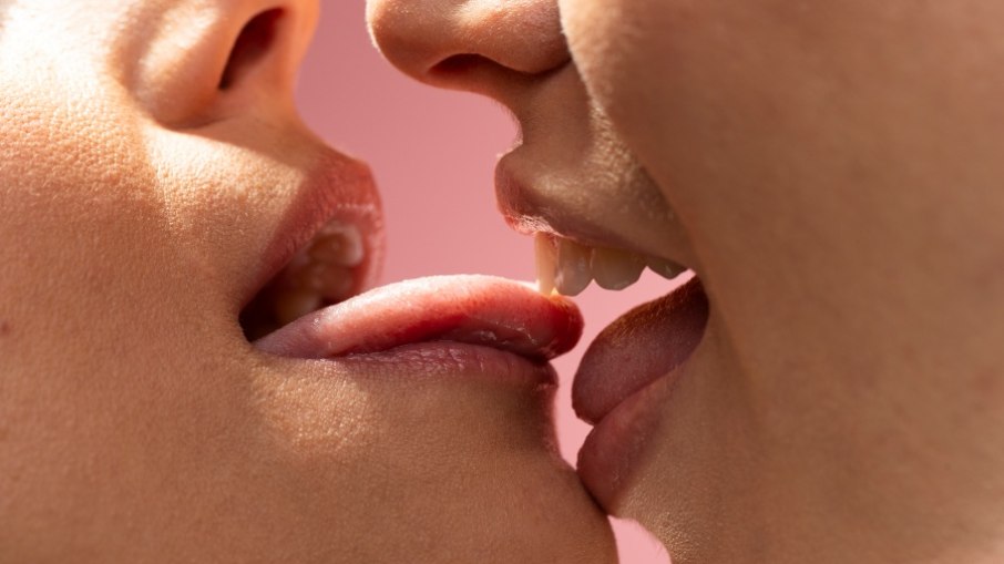beijo de língua transmite 8 milhões de bactérias por segundo