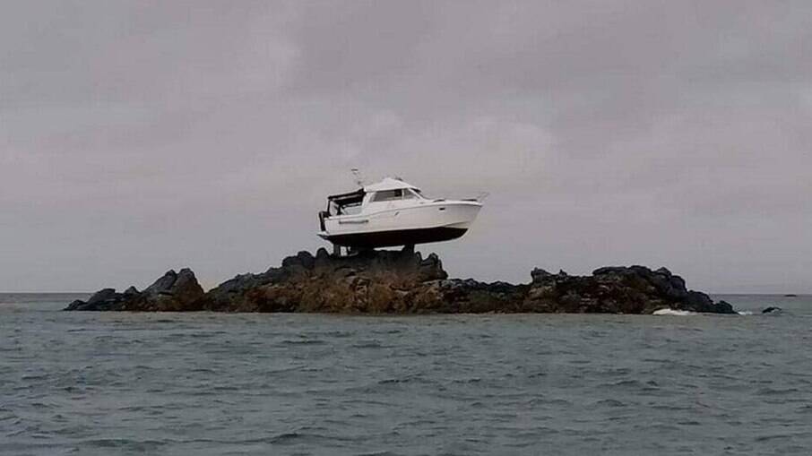 Barco encalha em rocha três metros acima do mar na Ilha de Jersey