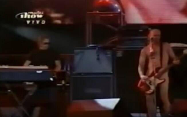 No Rock In Rio de 2001, o baixista da banda Nick Oliveri subiu no palco nu para se apresentar