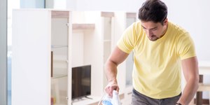 Homens casados fazem menos tarefas domésticas do que solteiros, diz IBGE