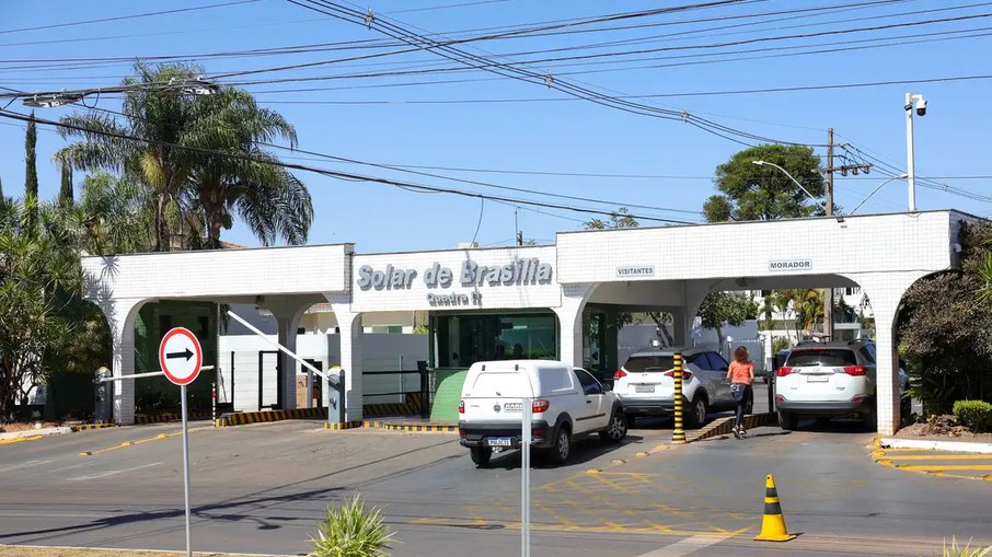 Jair Bolsonaro cumpre a pena em sua residência, no condomínio Solar de Brasília