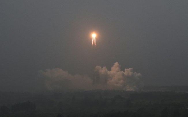 Um foguete Long March decola com a sonda lunar Chang'e-6 do Centro de Lançamento Espacial Wenchang, no sul da China, em 3 de maio de 2024