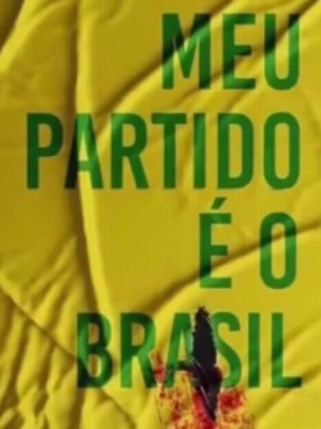 Camiseta usada por Jair Bolsonaro vira montagem para representar facada recebida pelo presidenciável