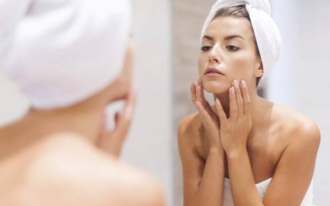 Segundo a médica, há hábitos podem deixar a pele oleosa, como usar produtos não específicos ou não remover maquiagem
