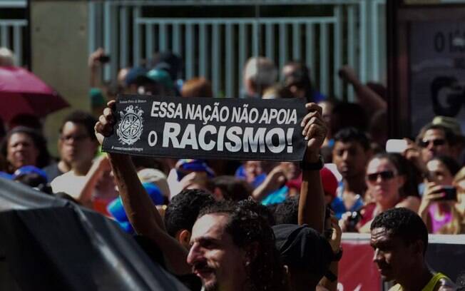 Torcedor segura faixa contra o racismo no futebol