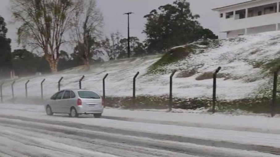 Tempestade de granizo provoca danos em 600 casas em Castro (PR)