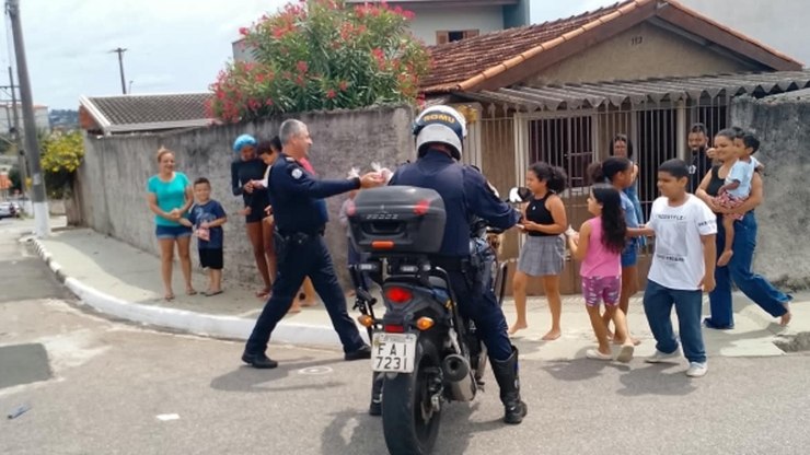GCM de Vinhedo distribui doces no Dia das Crianças