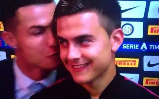 Cristiano Ronaldo dá beijo em Dybala