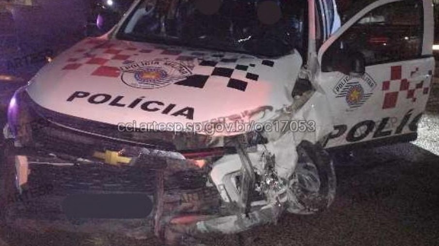 Viatura bateu em uma barreira de concreto, durante uma perseguição Viatura bateu em uma barreira de concreto, durante uma perseguição