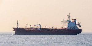 Navios aguardam autorização para atravessar o Estreito de Ormuz