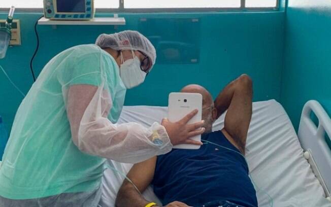 Tecnologia ajuda a aproximar pacientes de familiares durante a pandemia