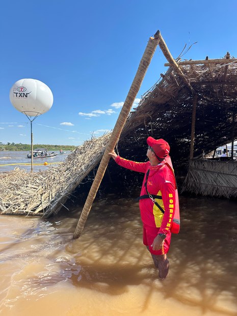 Militar do Corpo de Bombeiros de Goiás observa o estrago