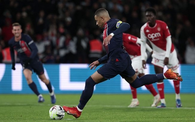 Momento do gol de pênalti marcado por Kylian Mbappe - Foto: Franck Fife/AFP via Getty Images