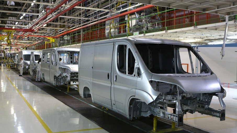 Linha de montagem de furgões comerciais da Stellantis, que acaba de fechar parceria com a Toyota, na Europa