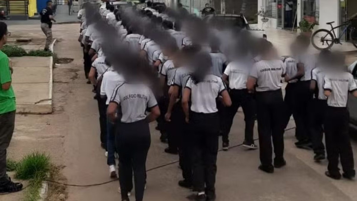 Alunos do colégio militar cantam palavras de ódio durante exercícios