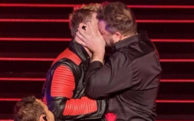 Beijo entre Joey Fatone e Nick Carter em show em Las Vegas, nos Estados Unidos