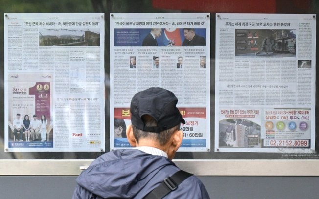 Homem observa jornais em Seul com a cobertura da decisão da Coreia do Norte de enviar milhares de soldados para a Rússia