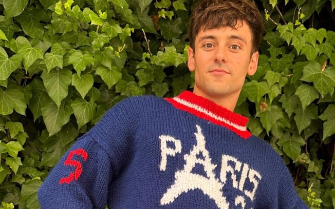 Tom Daley compartilha o tutorial do casaco de tricô que fez nas Olimpíadas