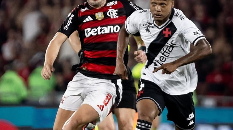 Atacante do Vasco posta foto de aniversário com bolo do Flamengo