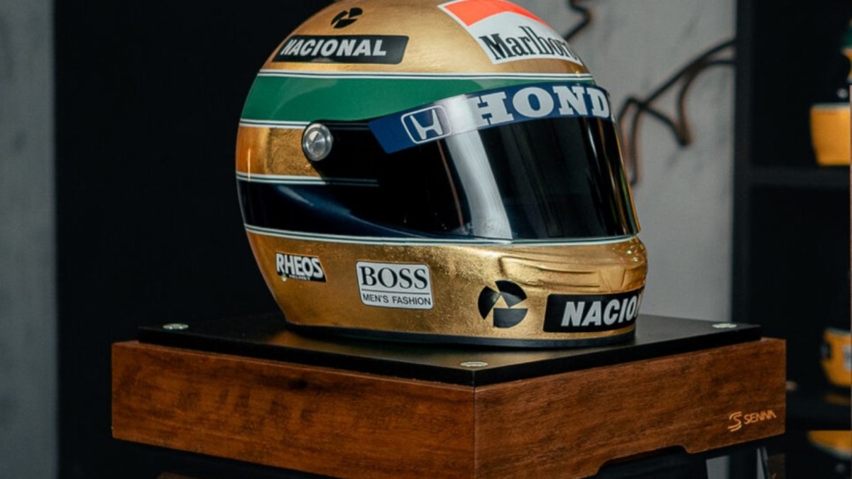 Réplica do capacete de Ayrton Senna folheado a ouro