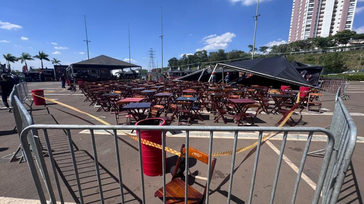 Estrutura de metal desaba e deixa três feridos durante evento
