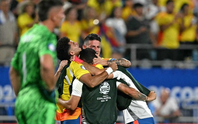 Luis Diaz e James Rodriguez se abraçam. Colômbia na final da Copa América