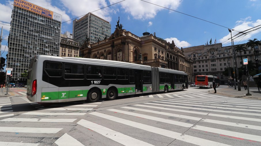 Ônibus circula pelo centro de São Paulo, em frente ao Teatro Municipal