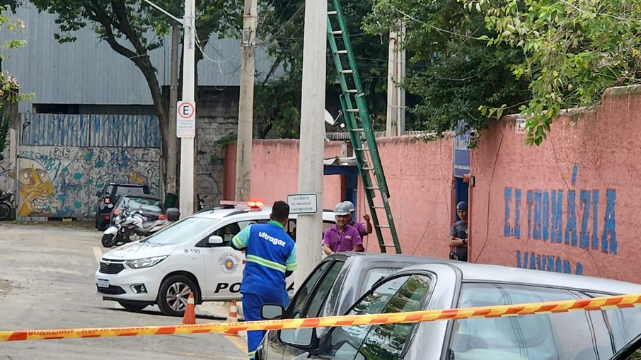 Viatura da PM segue na entrada de escola estadual