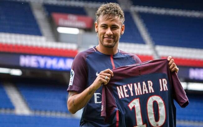 Neymar com a camisa do PSG: uma transferência de R$ 821 milhões paradeixar até o Rei Pelé de queixo caído
