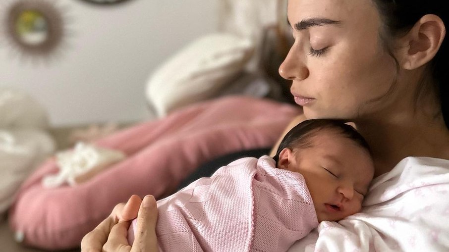 Thaila Ayala compartilhou momento fofo com a filha recém-nascida