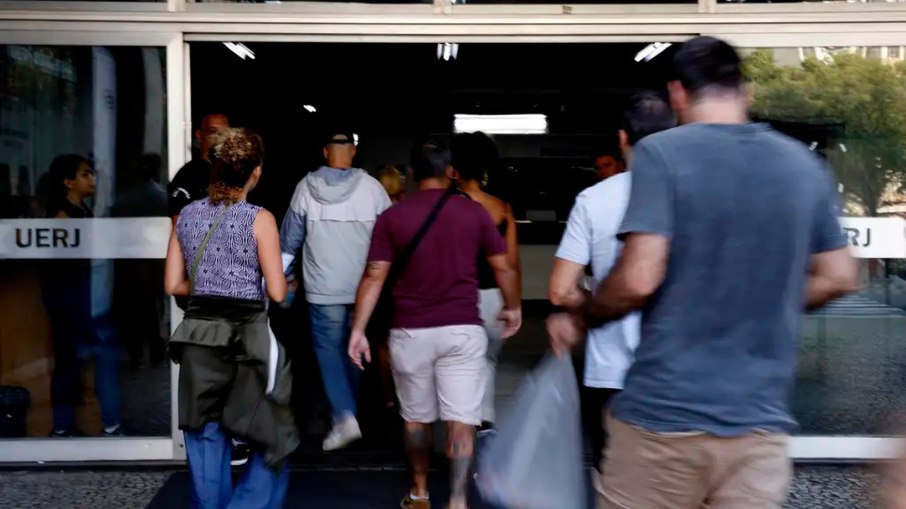 Candidatos chegam para as provas do Concurso Público Nacional Unificado (CNU) na UERJ, em 2024 Candidatos chegam para as provas do Concurso Público Nacional Unificado (CNU) na UERJ, em 2024