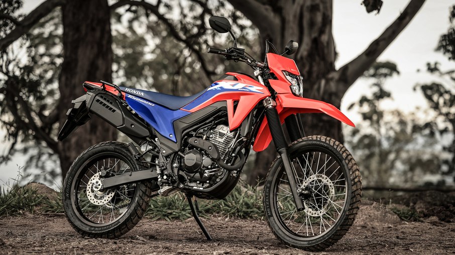 Visual da Honda XR300L Tornado 2027 mantém proposta voltada ao uso misto entre asfalto e trilhas.