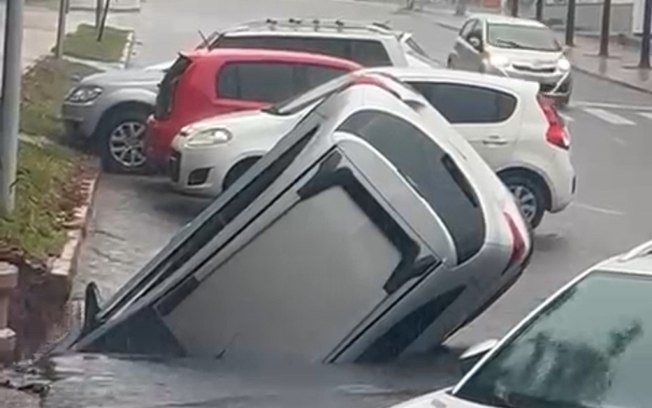 Impressionante! Carro é engolido por asfalto após chuva na Asa Norte