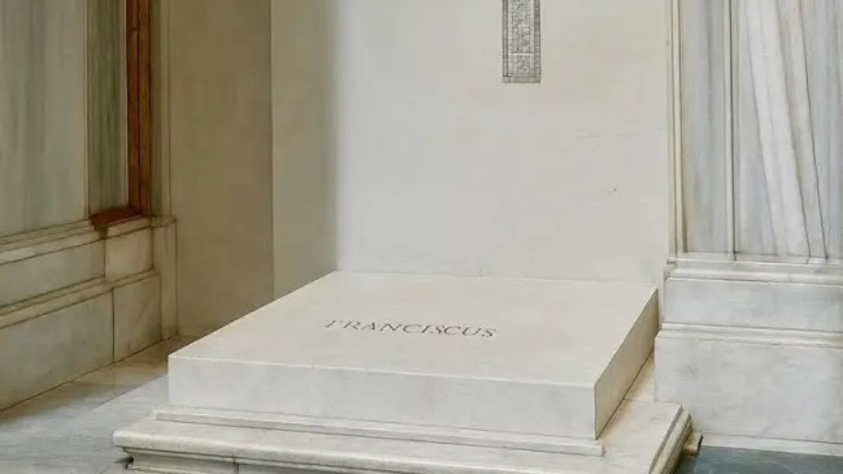 Tumulo de Francisco: simples e com a inscrição 'Franciscus', conforme ele solicitou