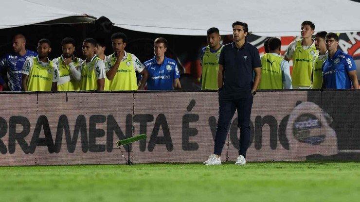 Abel Ferreira é multado por chutar microfone em jogo da Libertadores