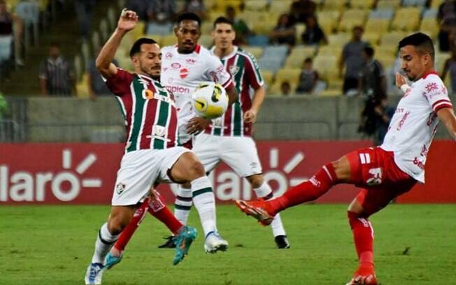 Yago Felipe diz estar bem após sentir tornozelo em vitória do Fluminense