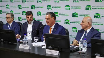 Ministro%20da%20Agricultura%20prop%C3%B5e%20fundo%20nacional%20contra%20gripe%20avi%C3%A1ria