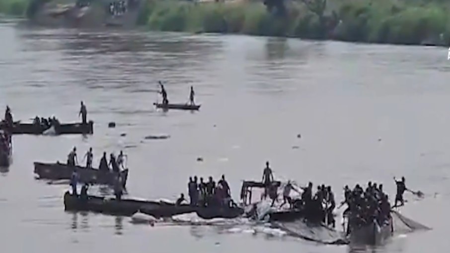 Mais de 30 pessoas morrem após naufrágio no Lago Tumba, na República Democrática do Congo Mais de 30 pessoas morrem após naufrágio no Lago Tumba, na República Democrática do Congo
