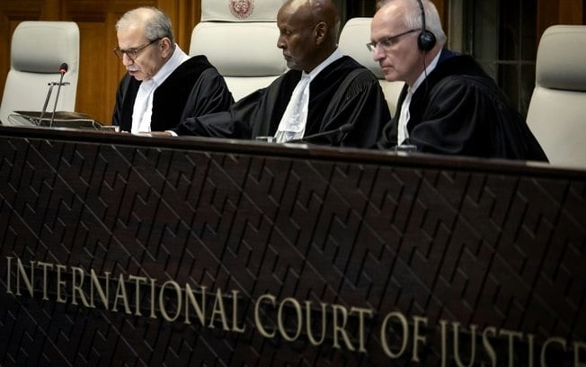 Os juízes Nawaf Salam, Abdulqawi Ahmed Yussuf e Georg Nolte participam de audiência na Corte Internacional de Justiça para analisar o pedido de África do Sul de um cessar-fogo em Gaza, em Haia, em maio de 2024