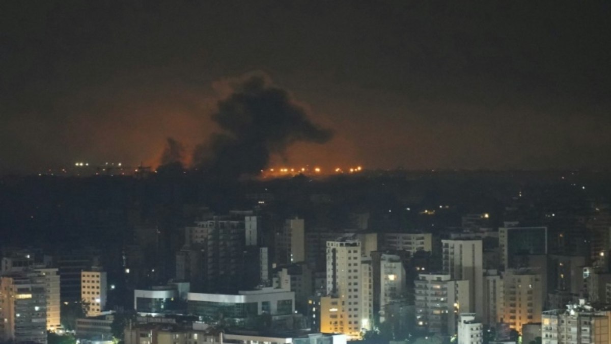 Fumaça causada por um bombardeio aéreo israelense em Beirute