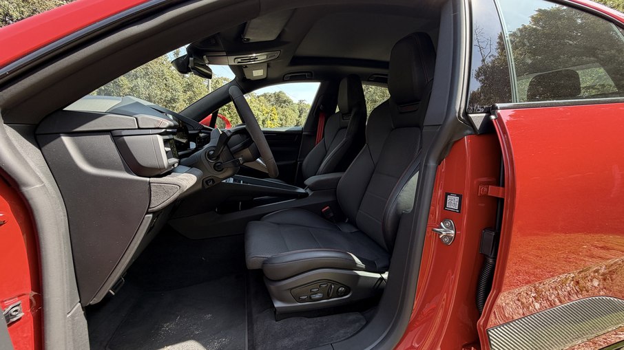 Bancos esportivos do Macan GTS combinam couro, Race-Tex e ajustes voltados ao conforto em viagens Bancos esportivos do Macan GTS combinam couro, Race-Tex e ajustes voltados ao conforto em viagens
