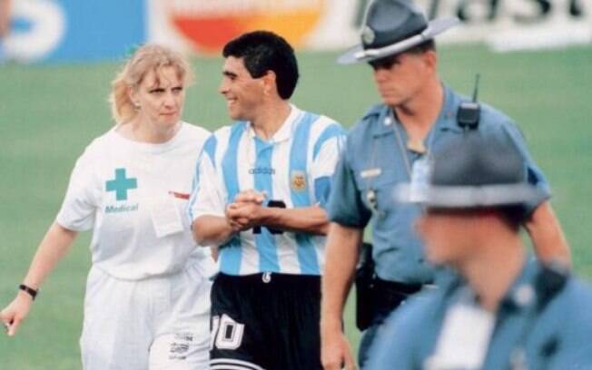 Maradona sendo levado ao exame em 1994