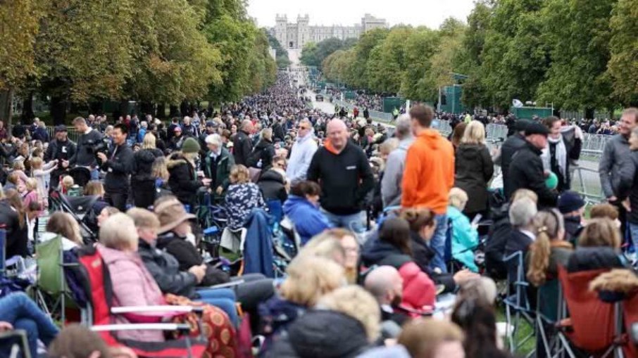 Multidões vão às ruas acompanhar o velório de Elizabeth II