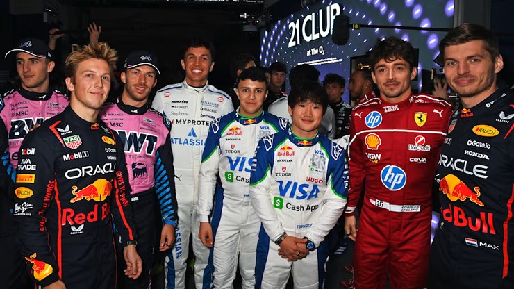 Verstappen
é vaiado em noite de polêmicas em lançamento da F1