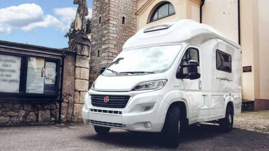 Motorhome Oasi 540 da italiana Wingamm oferece conforto para até seis ocupantes. 