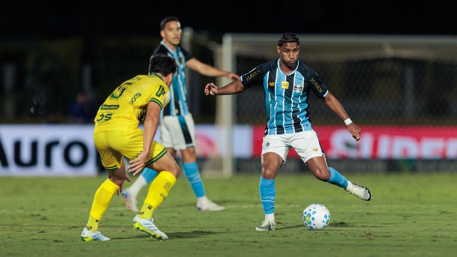 Artilheiro da Série B estreia com gol, e Mirassol derrota Grêmio Artilheiro da Série B estreia com gol, e Mirassol derrota Grêmio