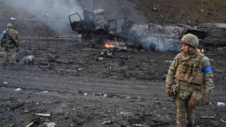 Soldado ucraniano próximo a um dos locais onde houve bombardeio 