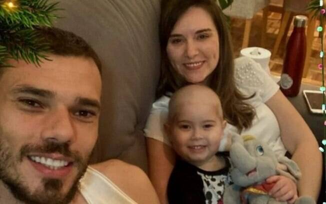 Goleiro da Portuguesa luta para curar filho de câncer raro: 'Estava no tamanho de um pêssego'