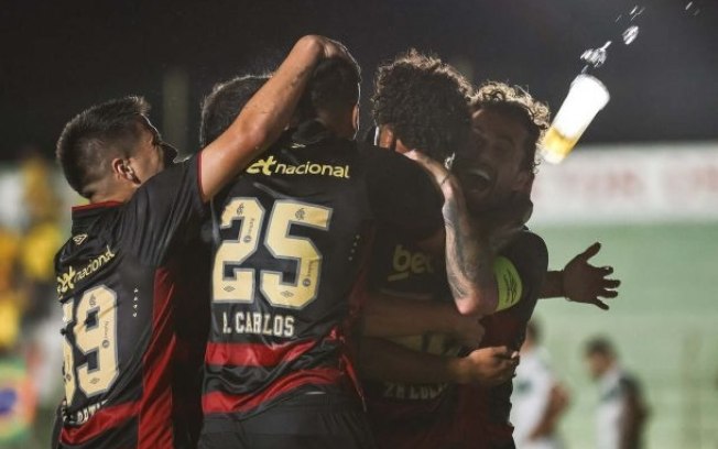 Jogadores do Sport comemoram gol da vitória sobre o Sousa, fora de casa Jogadores do Sport comemoram gol da vitória sobre o Sousa, fora de casa